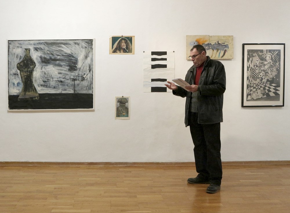 Eugen Borkovsky među radovima iz svoje kolekcije